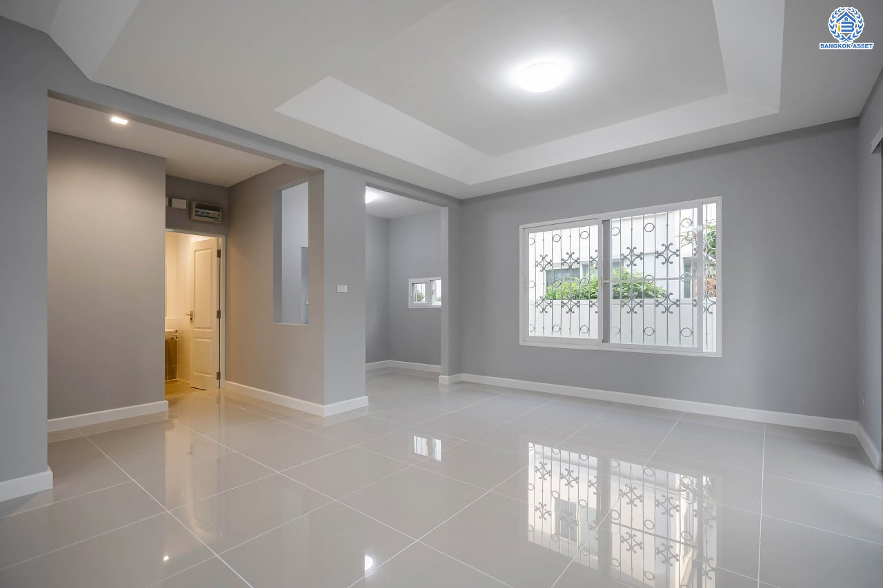 บ้านเดี่ยวมือสอง จากแบรนด์ LH โครงการ ชัยพฤกษ์ วัชรพล หลังใหญ่ เนื้อที่ 55.4 ตร.ว. ฟังก์ชัน 3 ห้องนอน 3 ห้องน้ำ จอดรถได้ 2 คัน พร้อม Facilities ครบครัน บนทำเลเดินทางสะดวก ติดถนนสุขาภิบาล5 เชื่อมต่อหลายเส้นทาง ใกล้ทางด่วน "ฉลองรัช" และรถไฟฟ้าสายสีเขียว "สถานีสายหยุด"